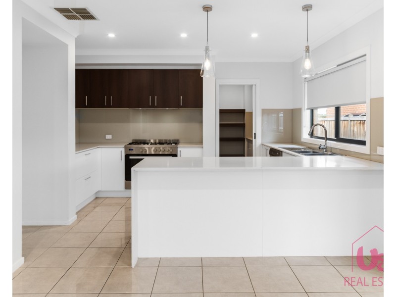 33 Reflections Boulevard, Clyde North VIC 3978