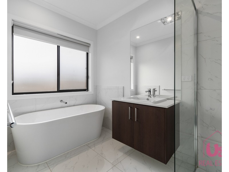 33 Reflections Boulevard, Clyde North VIC 3978