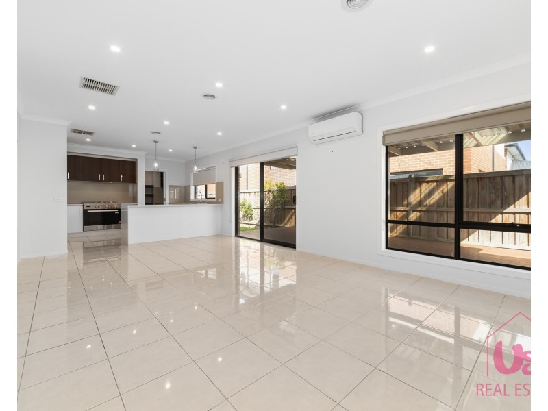 33 Reflections Boulevard, Clyde North VIC 3978