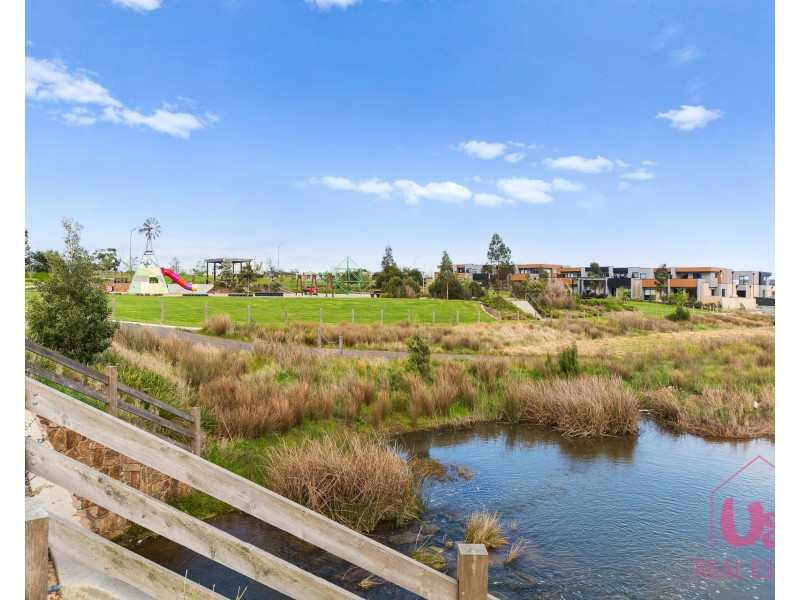 33 Reflections Boulevard, Clyde North VIC 3978