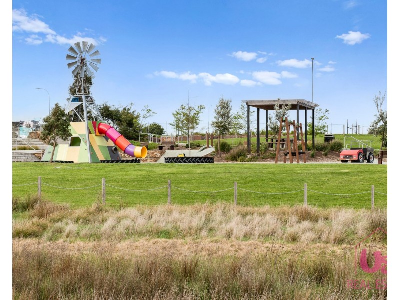 33 Reflections Boulevard, Clyde North VIC 3978