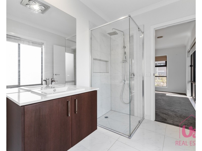 33 Reflections Boulevard, Clyde North VIC 3978