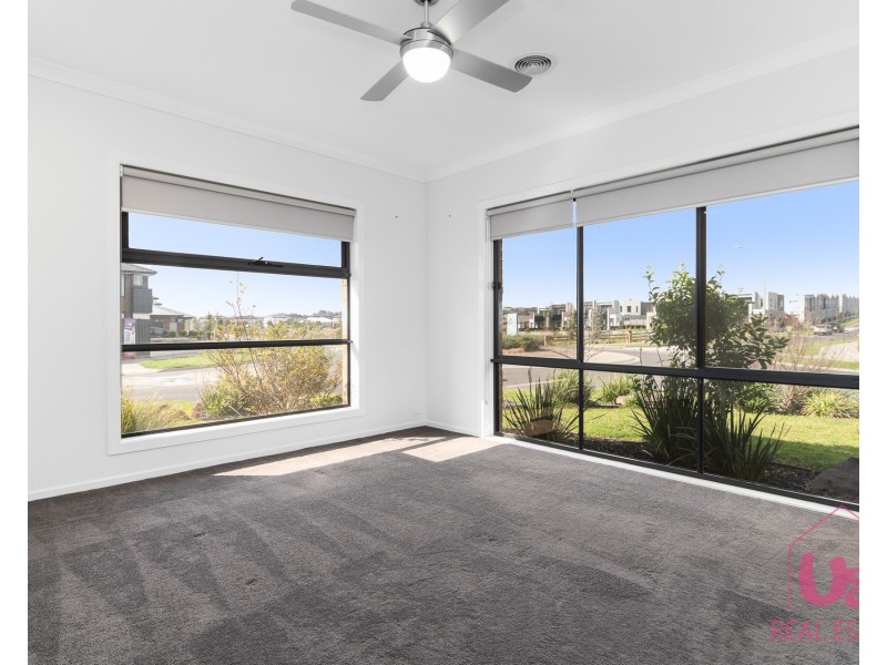 33 Reflections Boulevard, Clyde North VIC 3978