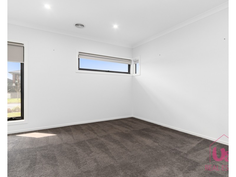 33 Reflections Boulevard, Clyde North VIC 3978