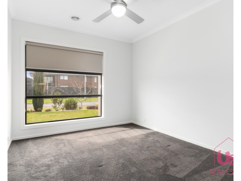 33 Reflections Boulevard, Clyde North VIC 3978