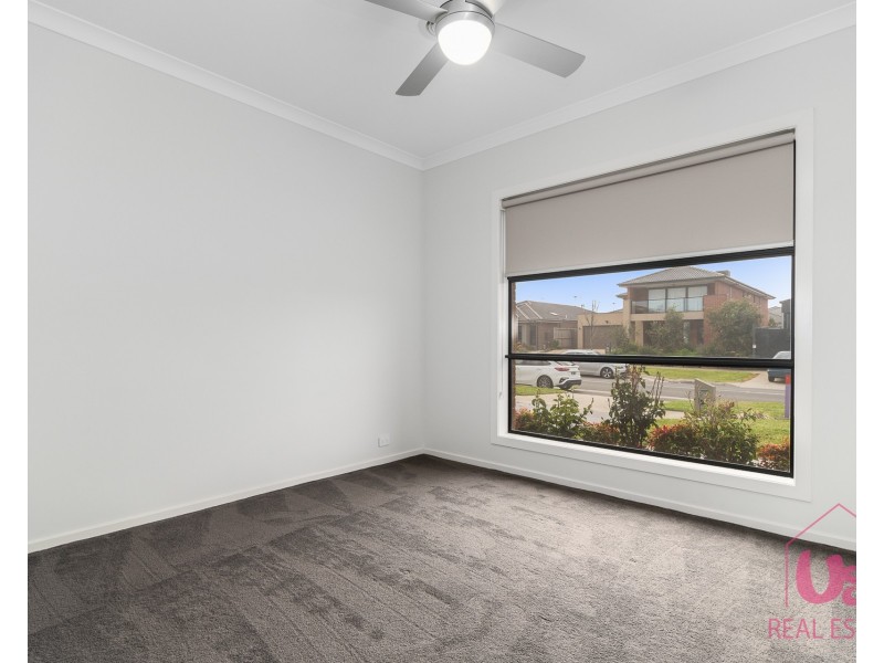 33 Reflections Boulevard, Clyde North VIC 3978