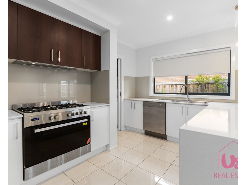 33 Reflections Boulevard, Clyde North VIC 3978
