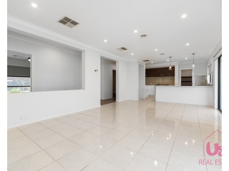 33 Reflections Boulevard, Clyde North VIC 3978