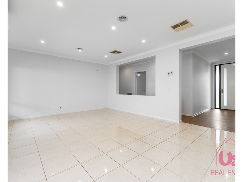 33 Reflections Boulevard, Clyde North VIC 3978