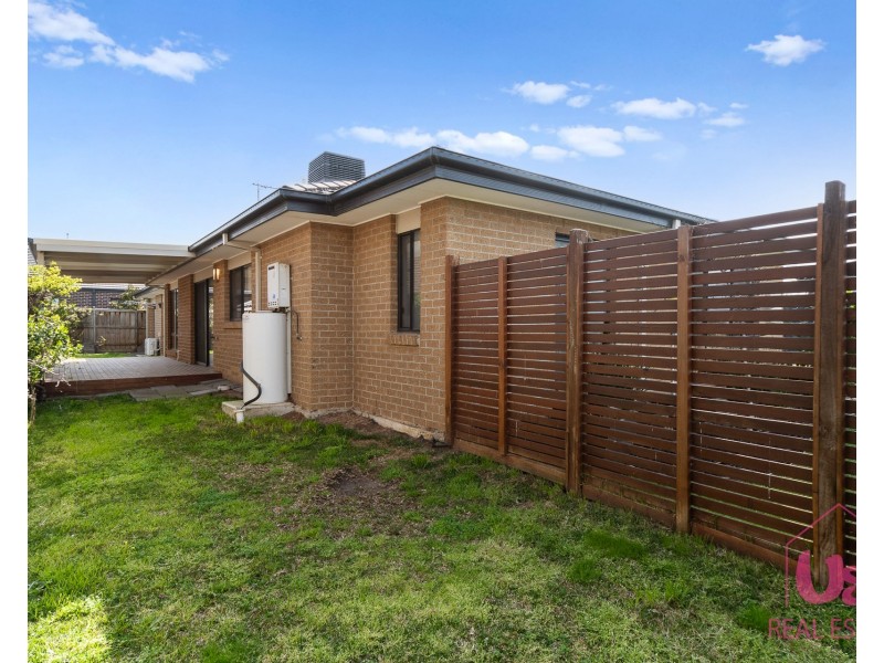 33 Reflections Boulevard, Clyde North VIC 3978