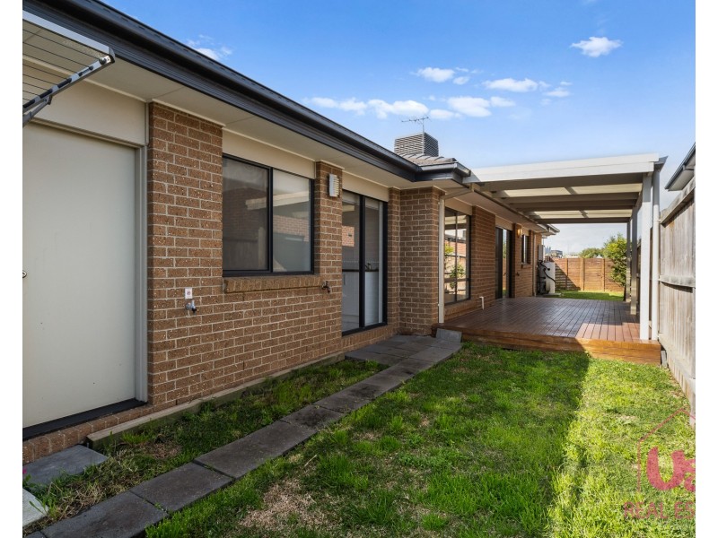 33 Reflections Boulevard, Clyde North VIC 3978