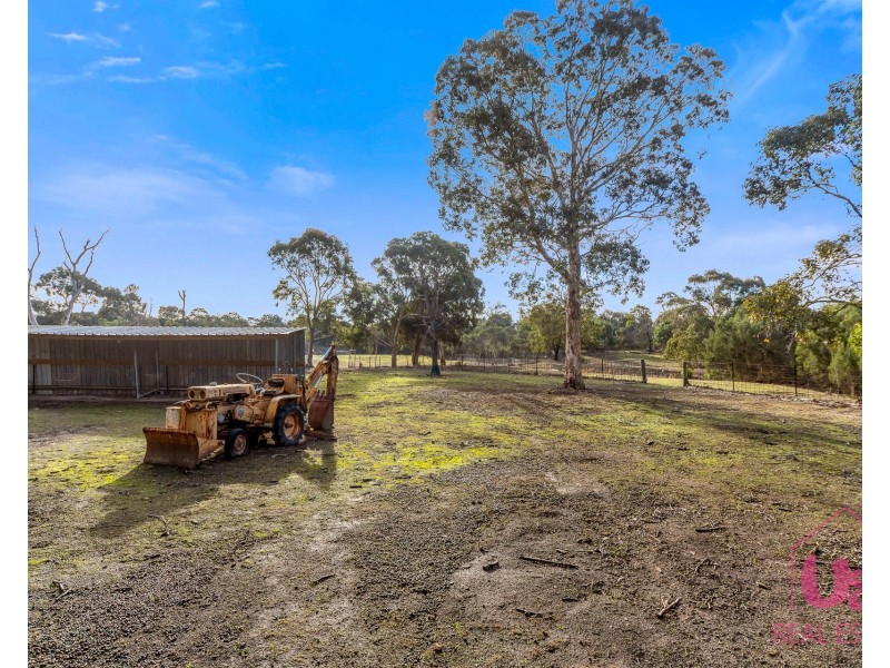 9 Meadow Road, Devon Meadows VIC 3977