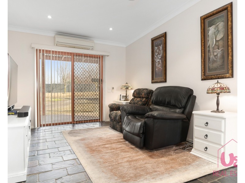 9 Meadow Road, Devon Meadows VIC 3977