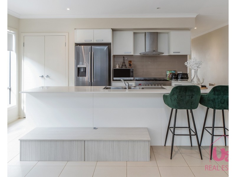 9 Langshan road, Clyde North VIC 3978