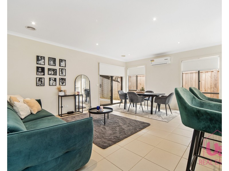 9 Langshan road, Clyde North VIC 3978