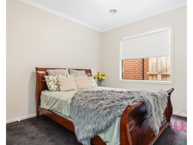 9 Langshan road, Clyde North VIC 3978