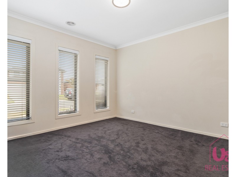 9 Langshan road, Clyde North VIC 3978