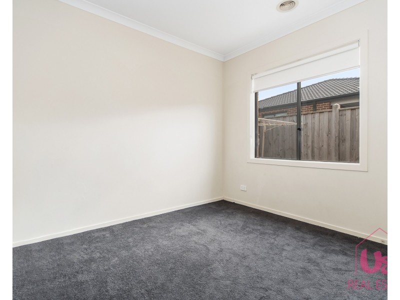 9 Langshan road, Clyde North VIC 3978