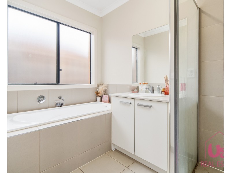 9 Langshan road, Clyde North VIC 3978