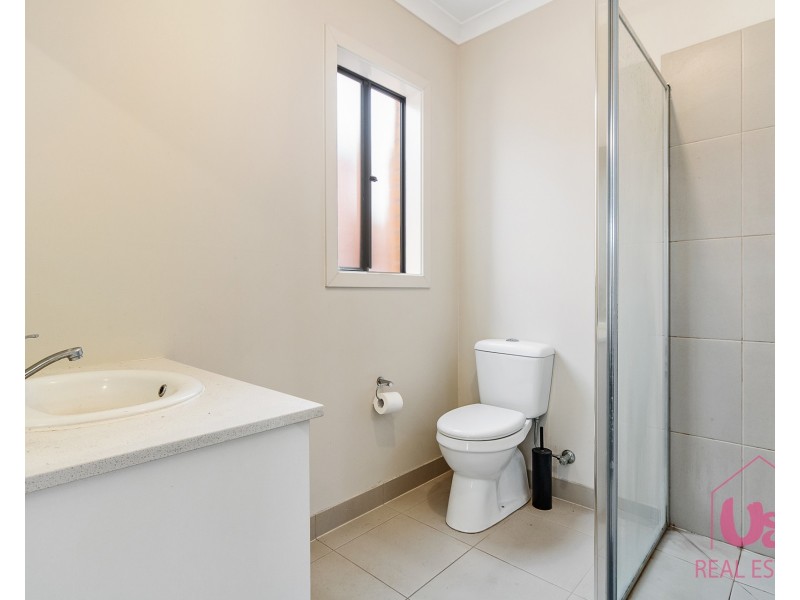 9 Langshan road, Clyde North VIC 3978