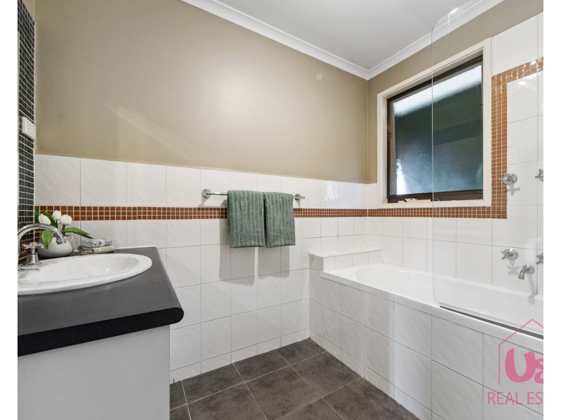 1/4 Cameron Way, Pakenham VIC 3810