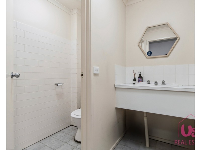 1B Frankston Gardens Drive, Carrum Downs VIC 3201