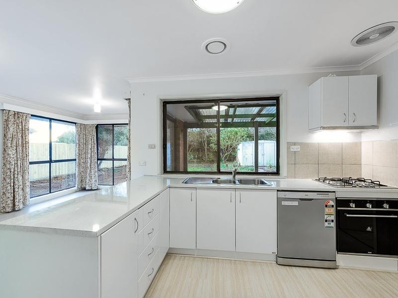 9 Dearing Avenue, Cranbourne VIC 3977