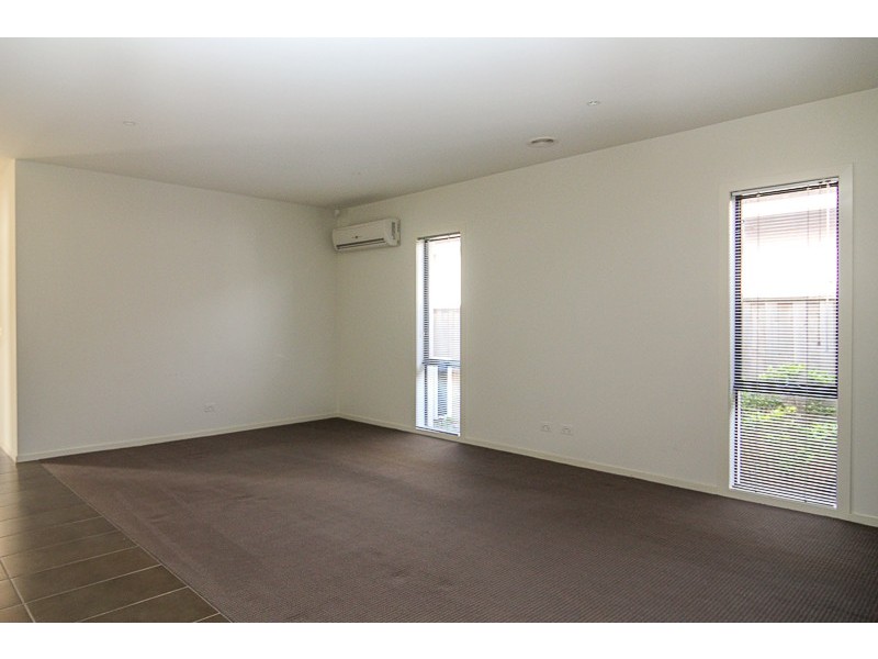 7 The Esplanade, Sanctuary Lakes VIC 3030