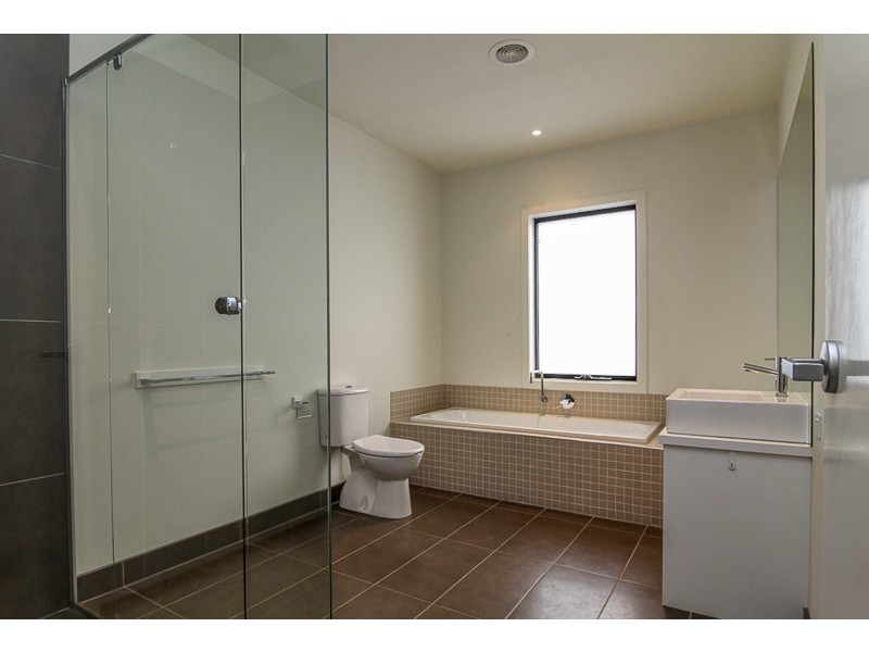 7 The Esplanade, Sanctuary Lakes VIC 3030