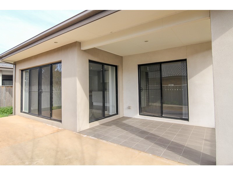 7 The Esplanade, Sanctuary Lakes VIC 3030