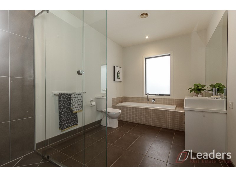 7 The Esplanade, Sanctuary Lakes VIC 3030