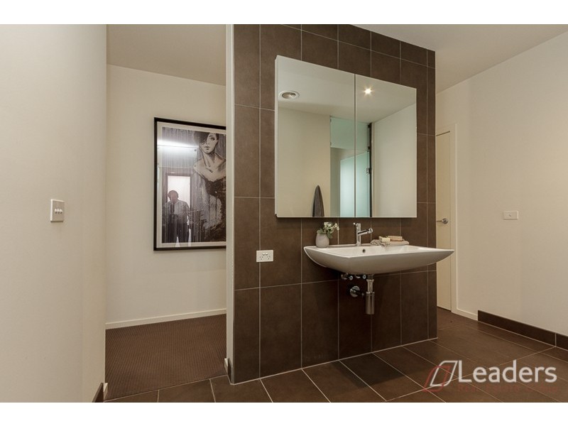 7 The Esplanade, Sanctuary Lakes VIC 3030