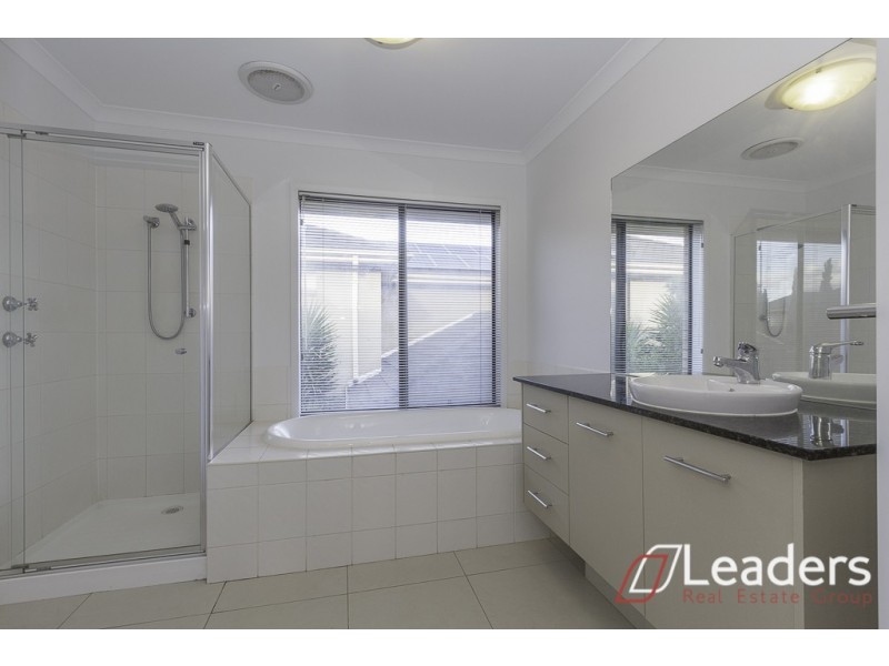 7 Waterstone Cove, Sanctuary Lakes VIC 3030