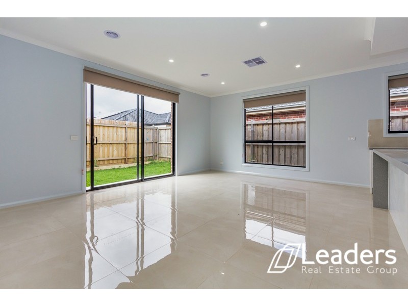 15 Ayrshire Way, Clyde North VIC 3978