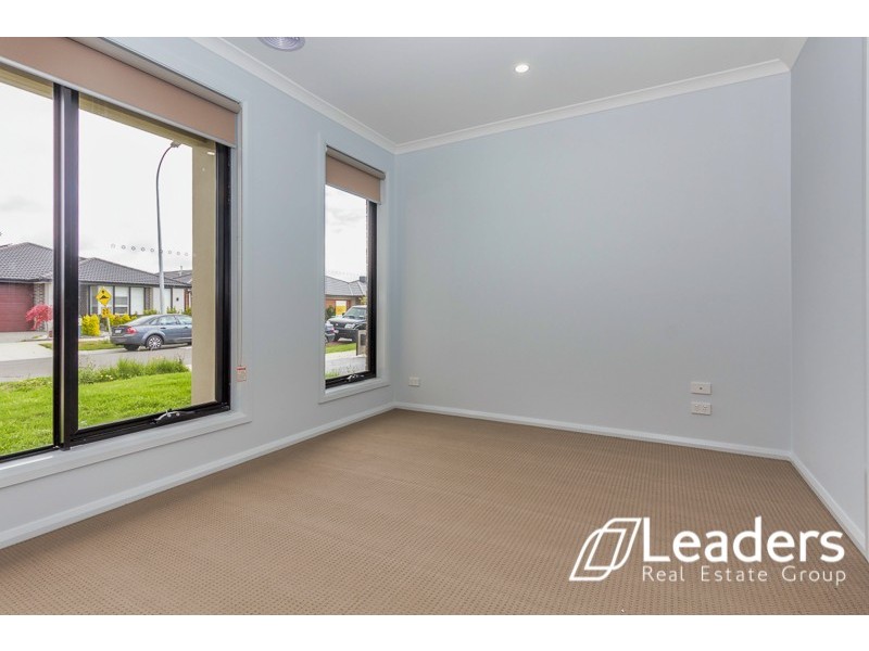 15 Ayrshire Way, Clyde North VIC 3978