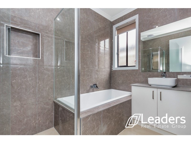 15 Ayrshire Way, Clyde North VIC 3978