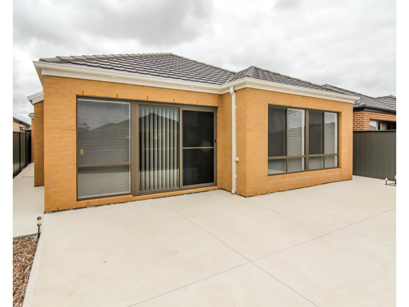 11 Snowsill Circuit, Point Cook VIC 3030