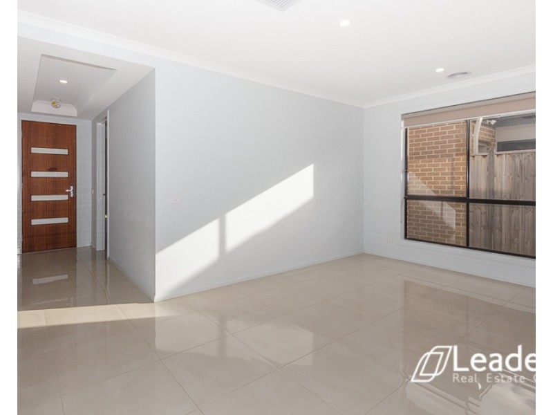 15 Ayrshire Way, Clyde North VIC 3978