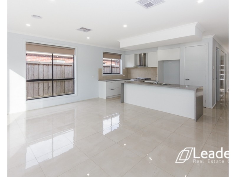 15 Ayrshire Way, Clyde North VIC 3978