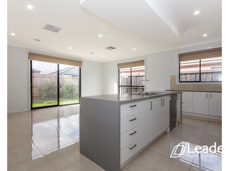 15 Ayrshire Way, Clyde North VIC 3978