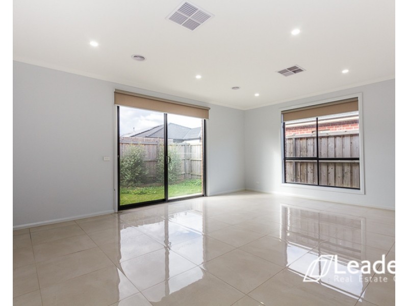 15 Ayrshire Way, Clyde North VIC 3978