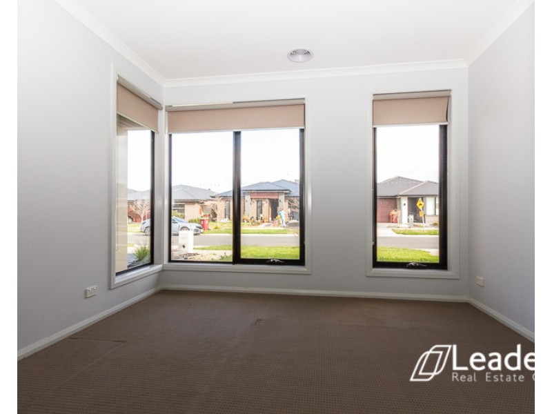 15 Ayrshire Way, Clyde North VIC 3978