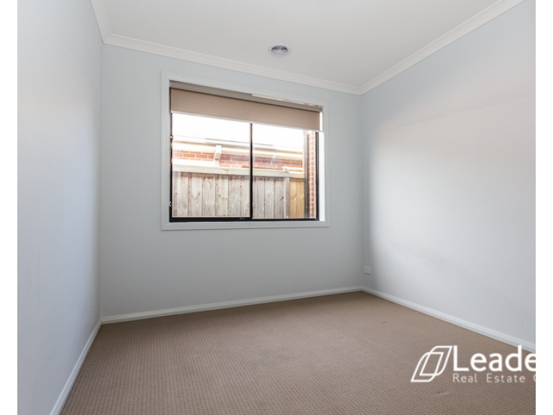 15 Ayrshire Way, Clyde North VIC 3978