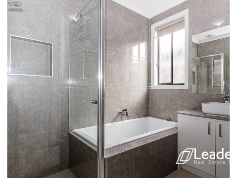 15 Ayrshire Way, Clyde North VIC 3978