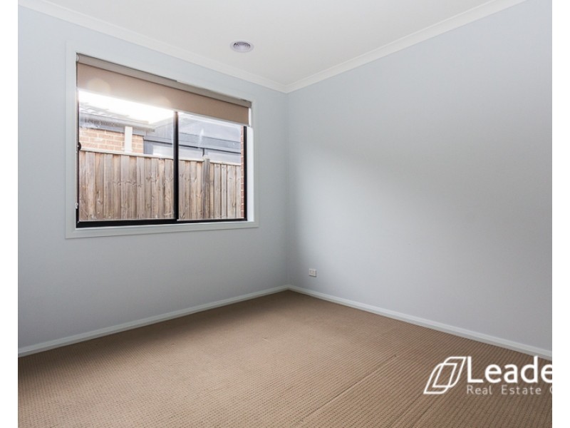 15 Ayrshire Way, Clyde North VIC 3978
