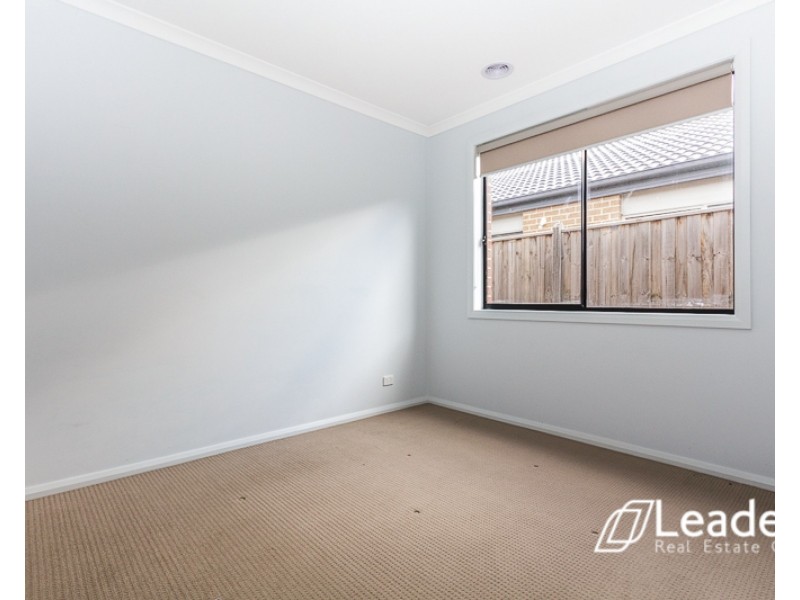 15 Ayrshire Way, Clyde North VIC 3978