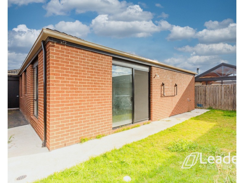 15 Ayrshire Way, Clyde North VIC 3978