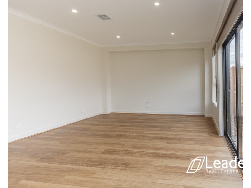 33 LORIKEET CIRCUIT, Rockbank VIC 3335