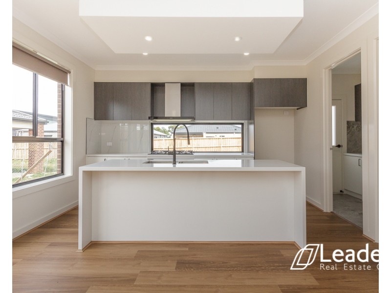 33 LORIKEET CIRCUIT, Rockbank VIC 3335