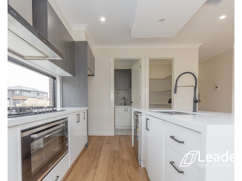 33 LORIKEET CIRCUIT, Rockbank VIC 3335